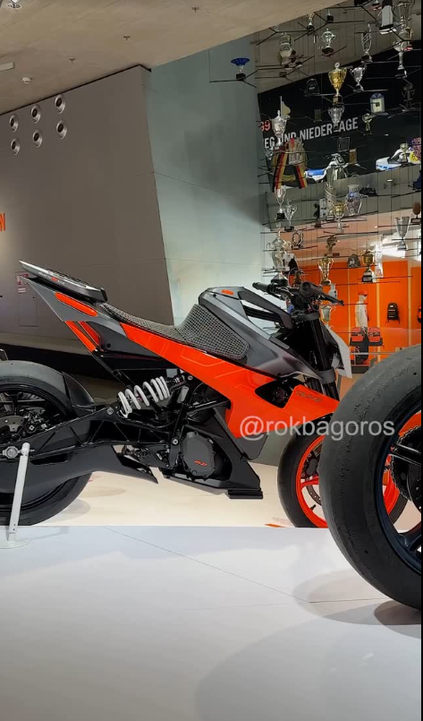 KTM EDuke bat ngo lo dien tai Motohall Tin hieu hoi sinh hay chi la nha hang - 4
