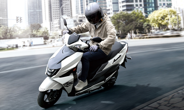 Suzuki ra mat Chu Lua Avenis 125 2025 ngay tai que nha voi gia quy doi khoang 45 trieu Dong