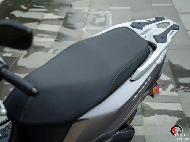 Toi tim ra doi thu cua Yamaha Lexi 155 Trang bi nhieu hon nhung gia chi hon 25 trieu Dong - 8