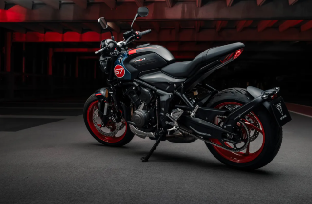 Triumph Trident Triple Tribute 2025 tro lai voi phoi mau moi bung no hon nam truoc - 6