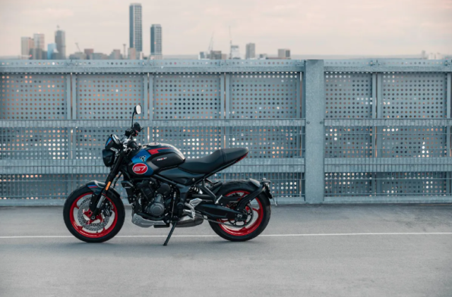 Triumph Trident Triple Tribute 2025 tro lai voi phoi mau moi bung no hon nam truoc - 9