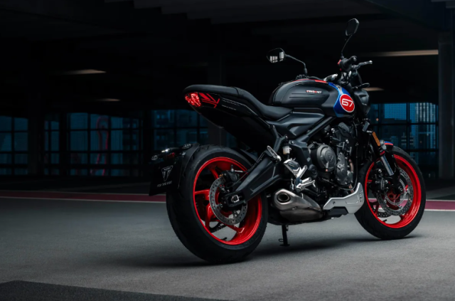 Triumph Trident Triple Tribute 2025 tro lai voi phoi mau moi bung no hon nam truoc - 19