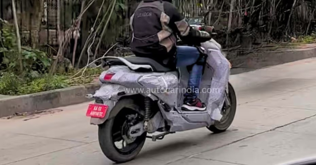 Xe dien hoan toan moi cua Yamaha lo dien khi dang chay thu tren duong pho - 5