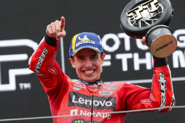 Assen bung no khi Marc Marquez chien thang kich tinh Alex gap tai nan dang tiec