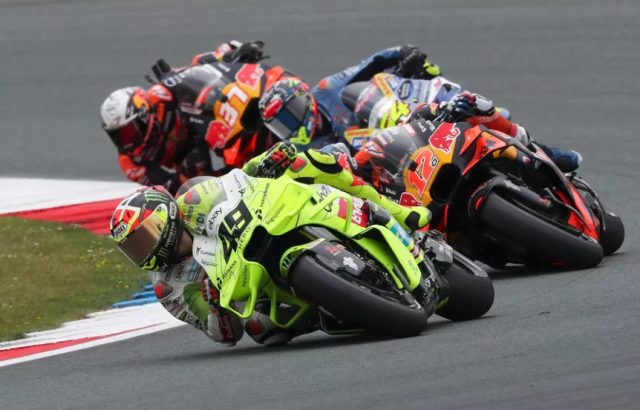 Assen bung no khi Marc Marquez chien thang kich tinh Alex gap tai nan dang tiec - 4