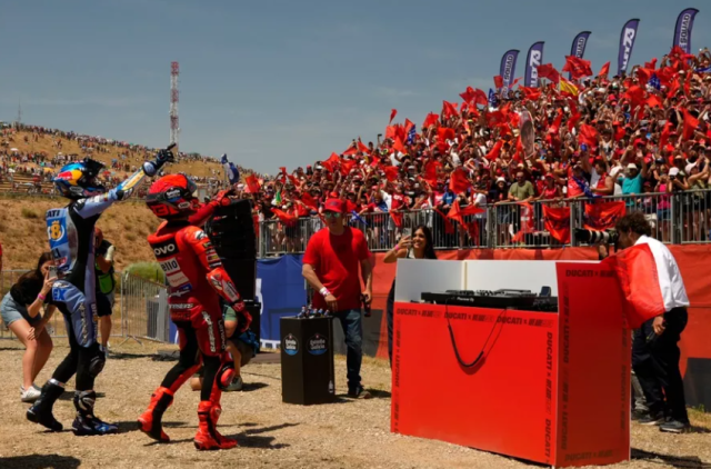 Chien Thang Bat Buoc cua Marc Marquez tai Aragon khi mau lua gap que nha - 4