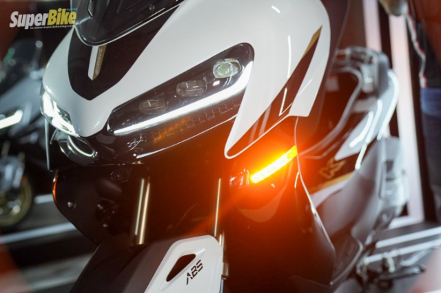 Doi thu moi cua Yamaha XMAX 300 trinh lang Trang bi vuot troi voi gia ban chi khoang 118 trieu Dong