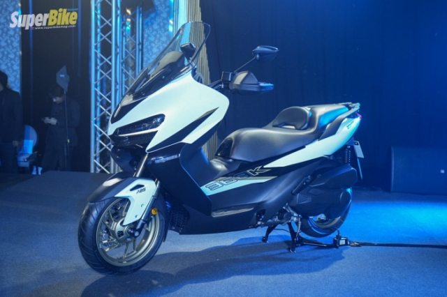 Doi thu moi cua Yamaha XMAX 300 trinh lang Trang bi vuot troi voi gia ban chi khoang 118 trieu Dong - 4
