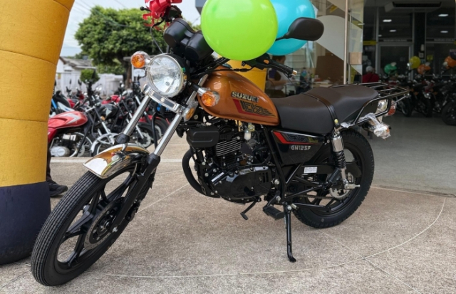 Hinh anh thuc te cua Suzuki GN125 ABS 2025 vua co mat tai dai ly Co dien nhung khong loi thoi
