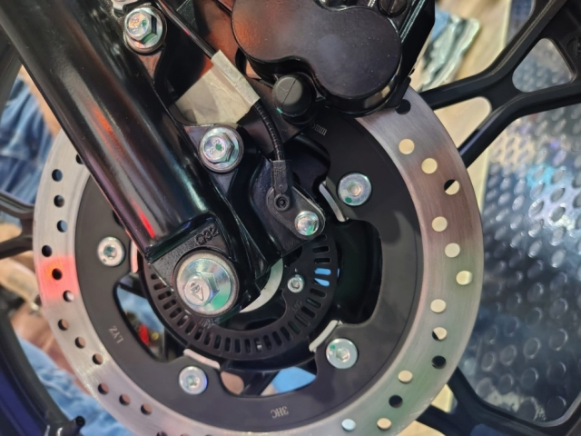 Hinh anh thuc te cua Suzuki GN125 ABS 2025 vua co mat tai dai ly Co dien nhung khong loi thoi - 9