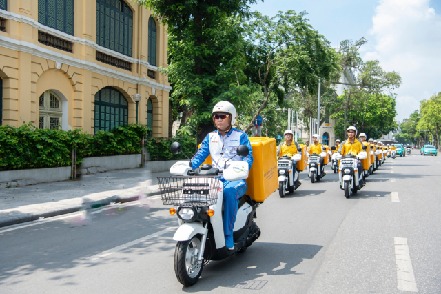 Honda Viet Nam va Buu dien Viet Nam day manh hop tac mo rong du an su dung xe dien giao hang