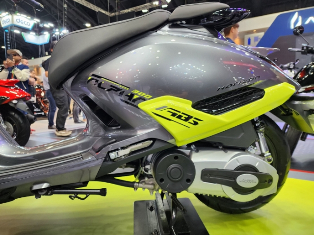 Kham pha Horizon 300 ABS 2025 vua ra mat voi gia ban re hon ca Honda SH160i - 4