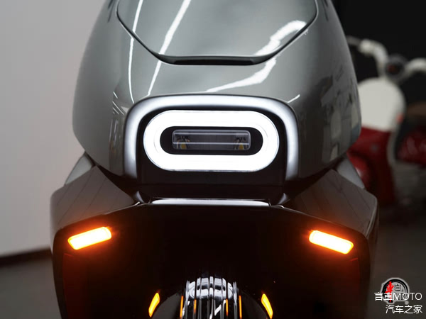 Kham pha Jihe EZ4 den tu CFMoto doi thu moi cua Honda ICON e voi gia ban chi gan 13 trieu Dong