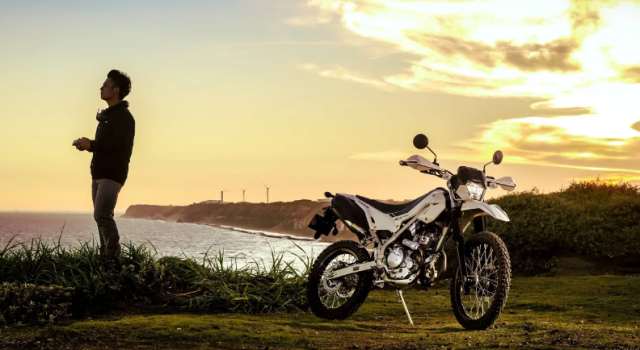 KLX230 Sherpa S va DF 2026 bo doi tan binh dang gia cho dan me xe da dung