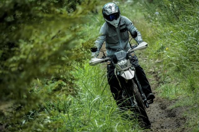 KLX230 Sherpa S va DF 2026 bo doi tan binh dang gia cho dan me xe da dung - 3