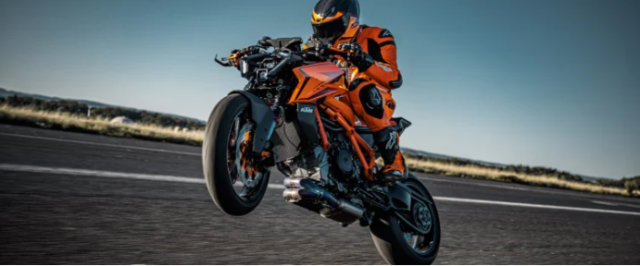 KTM 1390 Super Duke R EVO 2025 Quai thu thong minh tu vuon cam da tro lai