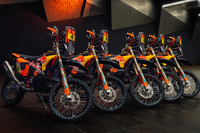 KTM 450 Rally Replica 2026 Chien Ma Sa Mac tro lai voi phien ban Sanders day cam xuc