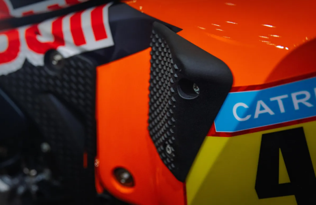 KTM 450 Rally Replica 2026 Chien Ma Sa Mac tro lai voi phien ban Sanders day cam xuc - 8