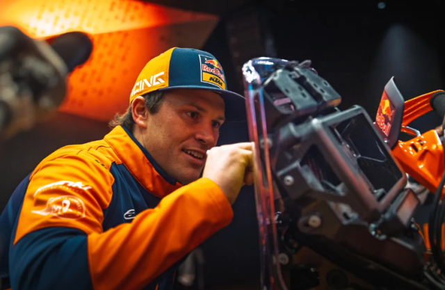 KTM 450 Rally Replica 2026 Chien Ma Sa Mac tro lai voi phien ban Sanders day cam xuc - 14