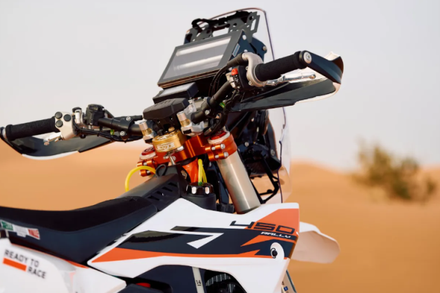 KTM 450 Rally Replica 2026 Chien Ma Sa Mac tro lai voi phien ban Sanders day cam xuc - 17