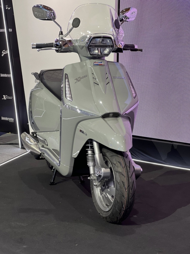 Lambretta X300 GT 2025 trinh lang Ke tam lang nguoi nua can voi Honda SH350i - 4
