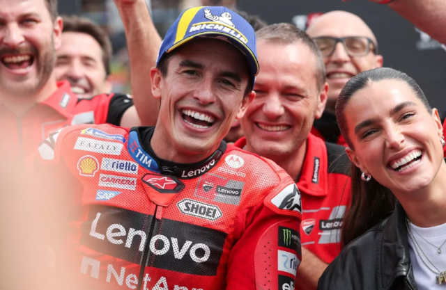 Marc Marquez va chien thang cam xuc tai Sprint Race MotoGP Ha Lan huynh de tuong tan nghet tho - 4