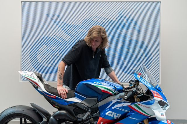 Panigale V4 Tricolore Italia ra mat khi nghe thuat va toc do cung hoa nhip - 4