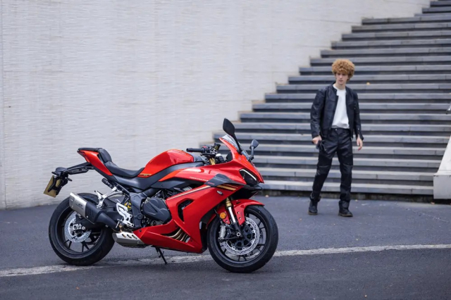 QJMotor SRK 800 RR Ke thach thuc moi tu Trung Hoa gia re bat ngo nhung khong he kem canh