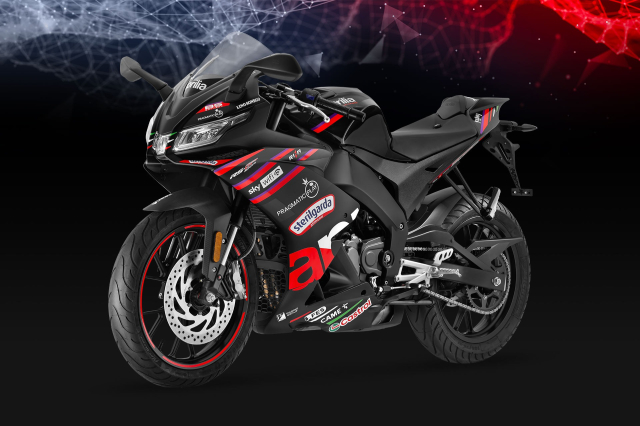 Ra mat Aprilia RS 125 GP Replica Mang truong dua ve sat vach voi duong pho - 4