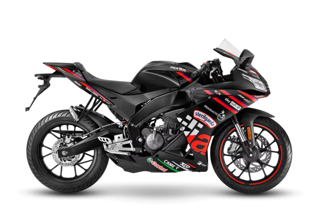 Ra mat Aprilia RS 125 GP Replica Mang truong dua ve sat vach voi duong pho - 6