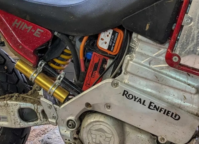 Royal Enfield Himalayane chiec xe may dien phieu luu dang rat gan ngay ra mat - 6