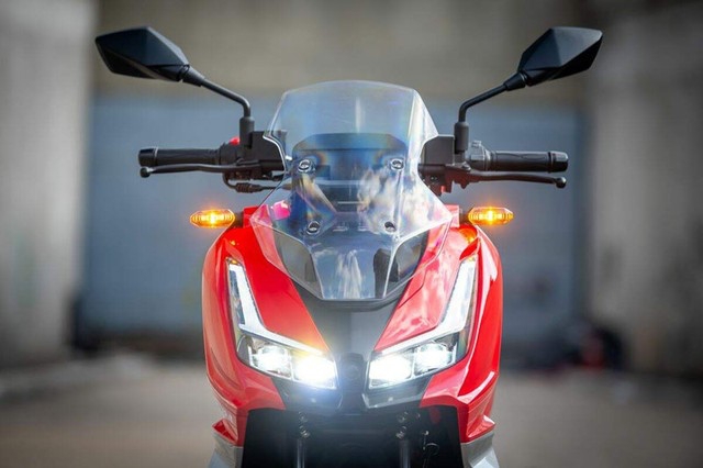 Sam soi Urban 150 EFI doi thu moi cua Honda ADV160 So huu binh xang ngang ngua xe mo to