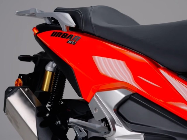 Sam soi Urban 150 EFI doi thu moi cua Honda ADV160 So huu binh xang ngang ngua xe mo to - 5