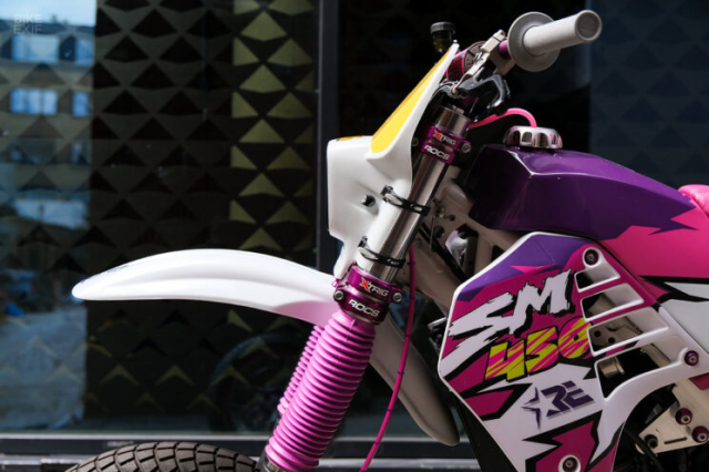 Urban Guerrilla SM450 Giac mo dien ro tuoi tre cua Sticky tren noc doc Punks Peak - 4