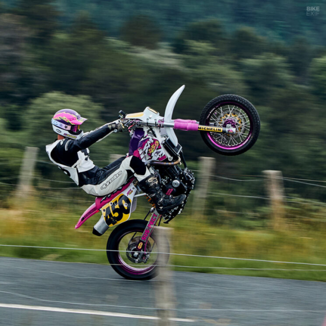 Urban Guerrilla SM450 Giac mo dien ro tuoi tre cua Sticky tren noc doc Punks Peak - 11