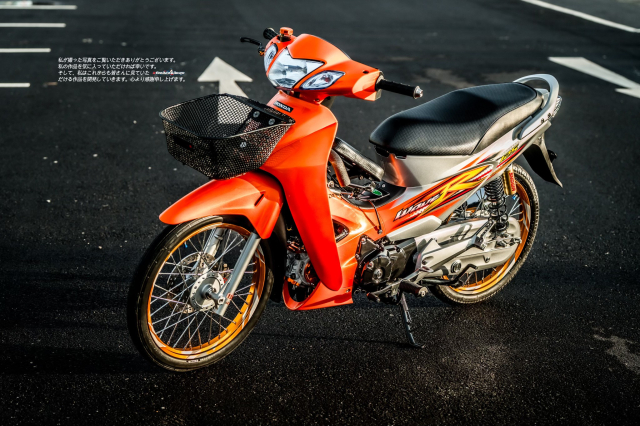 Wave 125 do tone cam bac Chien ma duong pho voi dan do choi hang hieu chat ngat