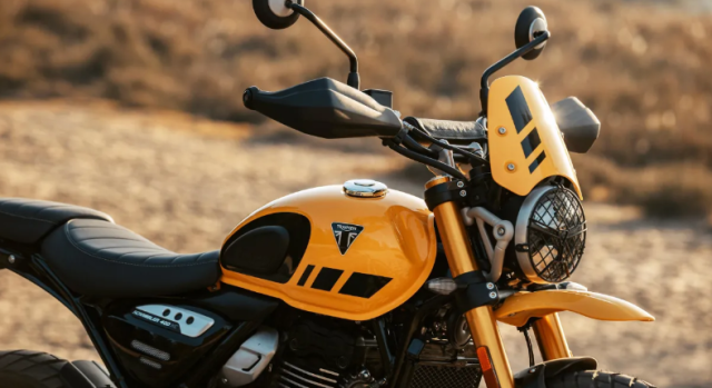 Can canh Triumph Scrambler 400 XC 2026 manh me chat Scrambler va dam chat phieu luu