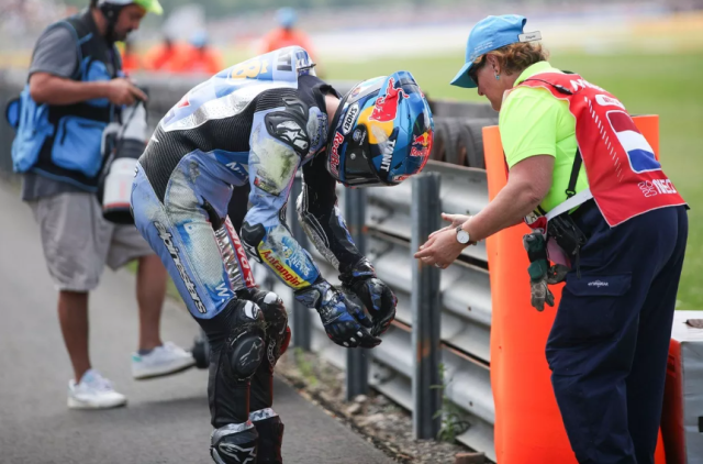 Cap nhat MotoGP 2025 Alex Marquez len ban mo Luca Marini sap tro lai