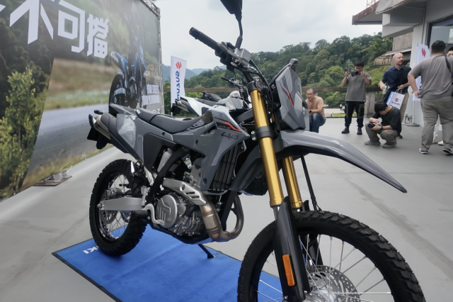 Chi tiet Suzuki DRZ4 2025 Huyen thoai 400cc hoi sinh voi hai phien ban cuc chat