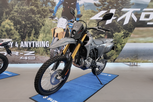 Chi tiet Suzuki DRZ4 2025 Huyen thoai 400cc hoi sinh voi hai phien ban cuc chat - 4