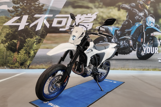 Chi tiet Suzuki DRZ4 2025 Huyen thoai 400cc hoi sinh voi hai phien ban cuc chat - 8