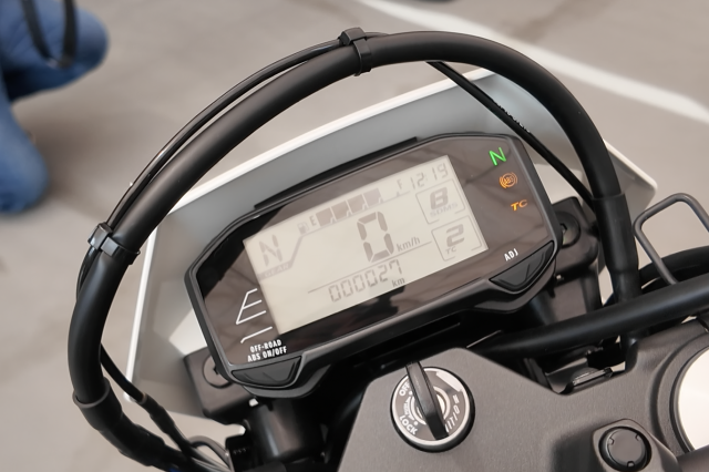Chi tiet Suzuki DRZ4 2025 Huyen thoai 400cc hoi sinh voi hai phien ban cuc chat - 10