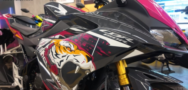 Hinh anh thuc te cua Honda CBR150R 2025 Phien ban Cop Manh thu duong pho gioi han chi 250 chiec - 4
