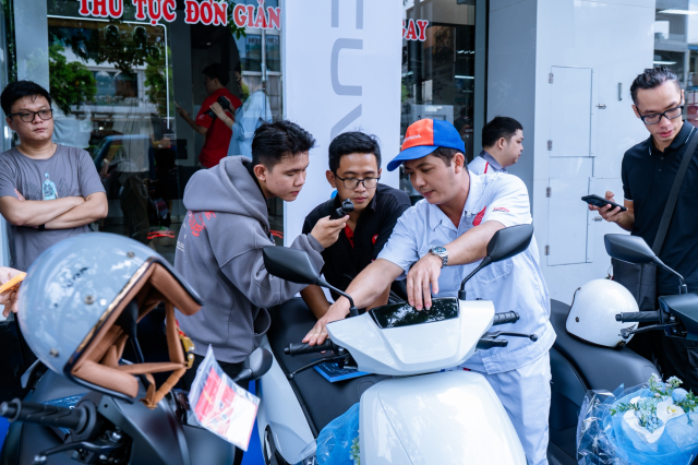 Honda ban giao xe dien CUV e cho nhung khach hang thue xe dau tien tai TPHCM - 4