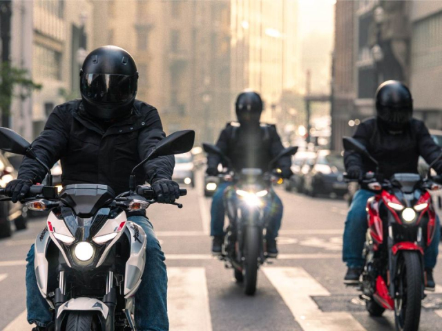 Kham pha Pulsar N150 2026 doi thu Yamaha MT15 vua ra mat voi gia 67 trieu Dong co gi thu vi