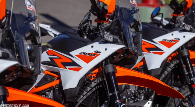 KTM 390 Adventure R 2025 Phan khoi nho nhung suc manh chang nho chut nao
