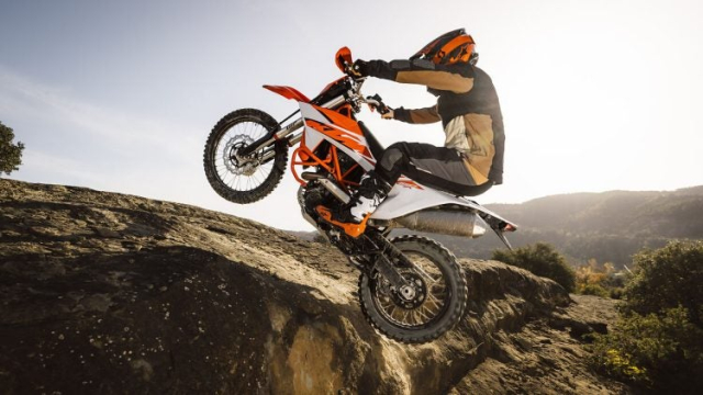 KTM 690 Enduro 2026 Tro lai duong dua voi trai tim moi va cong nghe xung tam ky nguyen so