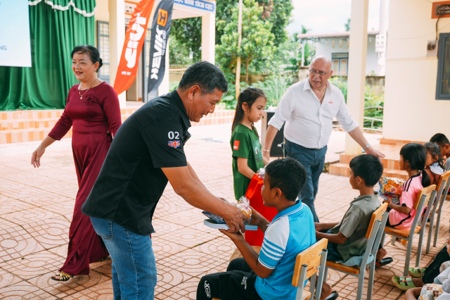Mot loi hua nho Mot cong trinh lon cho nhung nu cuoi tre tho tai Truong Tieu hoc Ea Bong - 13