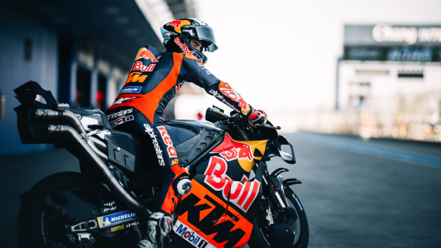 Pedro Acosta KTM Anh sang cuoi duong ham da lo rang tai Brno 2025 - 5
