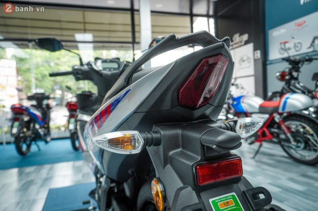 Qua bat ngo Phien ban duong dua Yamaha LC135 Fi Red Racer vua cap ben thi truong Viet Nam - 17